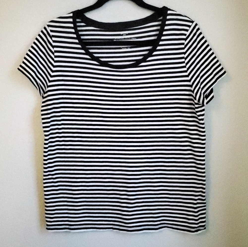 Faded Glory Large Black and White Tee